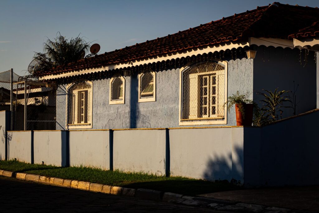 Casa térrea com fachada azul e telhado de telhas cerâmicas