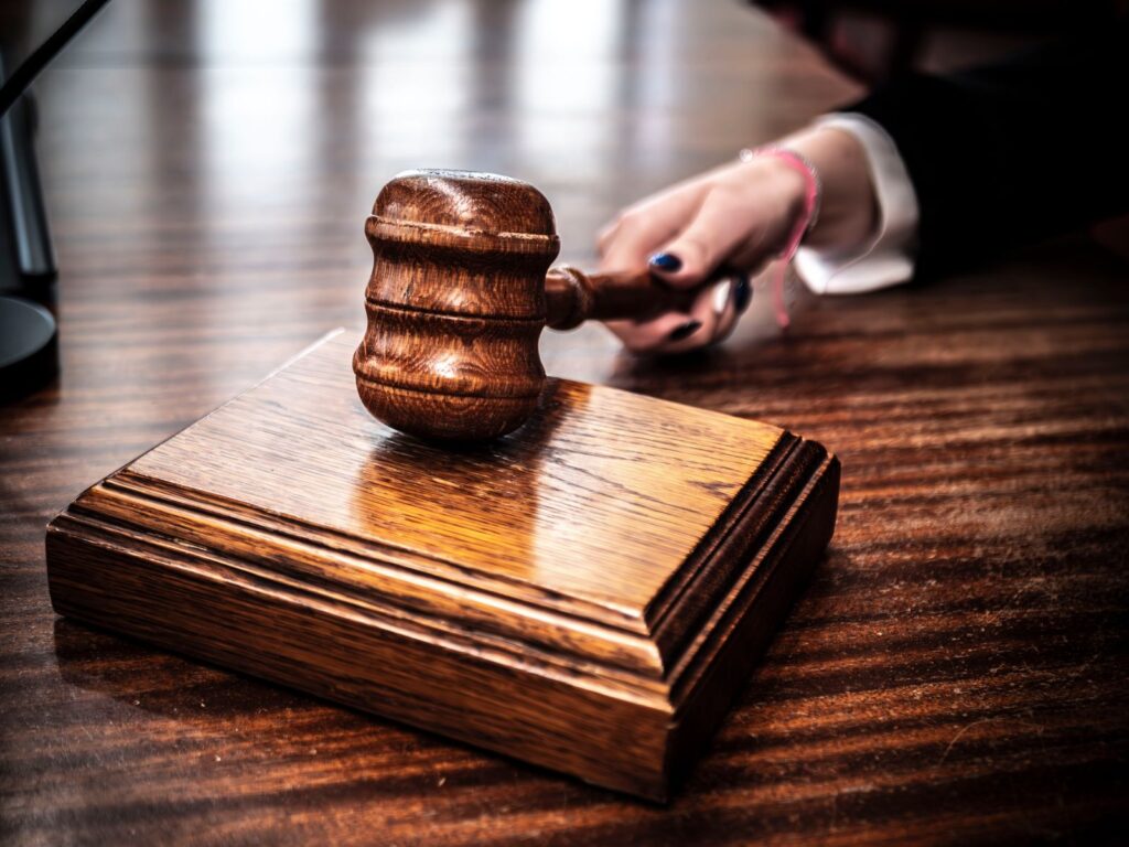 Martelo de juiz sobre a mesa em um tribunal